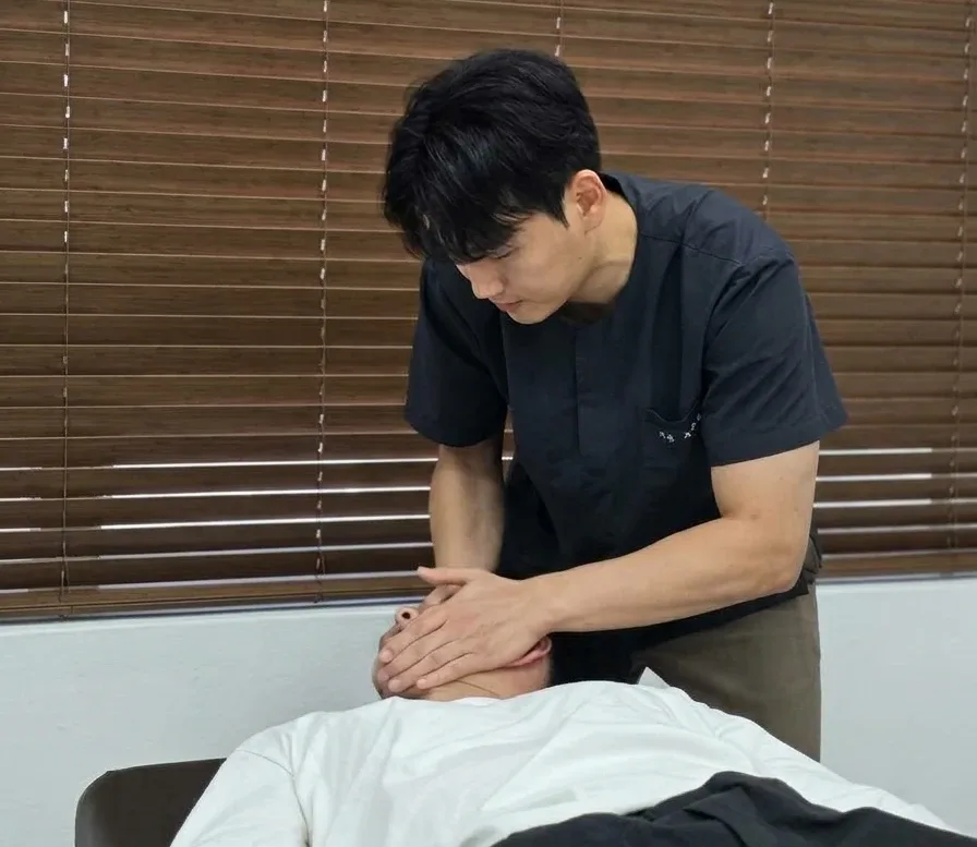 추나요법 시술 장면